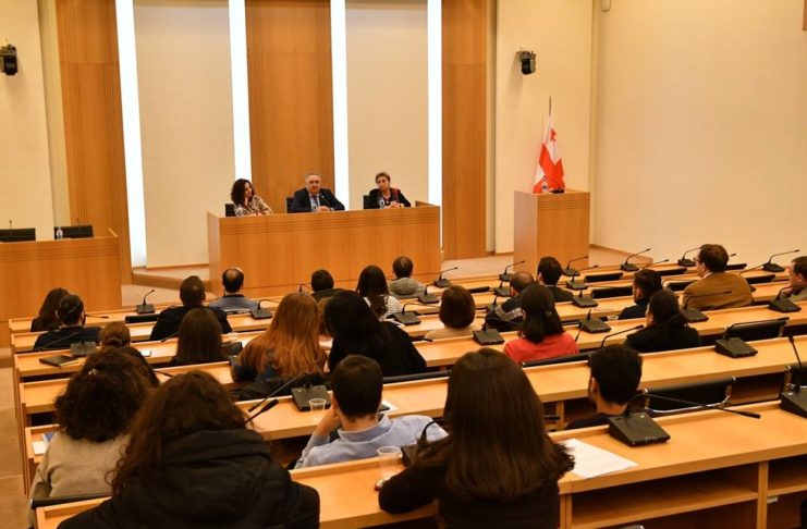 ზვიად კვაჭანტირაძე საქართველოს პარლამენტში სტაჟირებაზე მყოფ ახალგაზრდებს შეხვდა